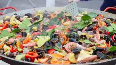 国家和街头食品概念。 西班牙海鲜大锅饭